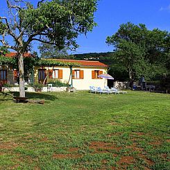 Vakantiehuis Charmantes Ferienhaus in Bartići mit Terrasse