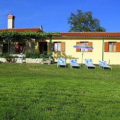 Vakantiehuis Charmantes Ferienhaus in Bartići mit Terrasse