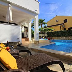 Appartement Lili mit Pool, Grill und Parkplatz