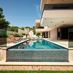 Vakantiehuis Luxuriöse Villa mit Infinity-Außenpool