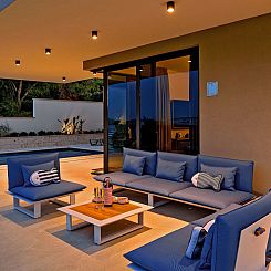 Vakantiehuis Luxuriöse Villa mit Infinity-Außenpool