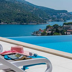 Vakantiehuis Moderne Villa mit Infinity-Pool und atemberaube