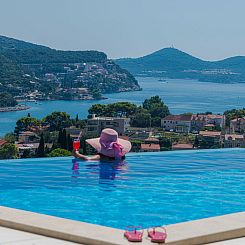 Vakantiehuis Moderne Villa mit Infinity-Pool und atemberaube