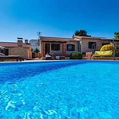 Vakantiehuis Stone villa Tea with pool