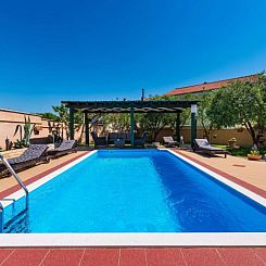 Vakantiehuis Stone villa Tea with pool