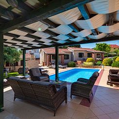 Vakantiehuis Stone villa Tea with pool