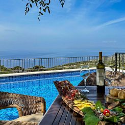 Vakantiehuis Charmantes Steinhaus mit Pool und Meerblick