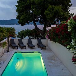 Vakantiehuis Suartini Viganj mit einem Pool