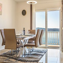 Appartement Große Wohnung in Omiš mit Möbliertem Balkon