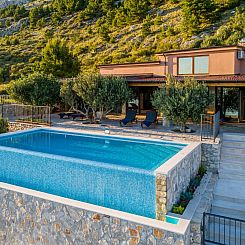 Vakantiehuis Villa mit vier Schlafzimmern und beheiztem Pool