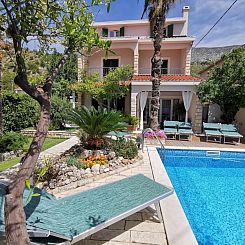 Vakantiehuis mit Privatpool neben dem Strand