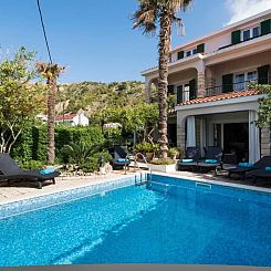 Vakantiehuis mit Privatpool neben dem Strand