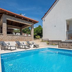 Vakantiehuis Rustikale Ferienvilla Pomalo