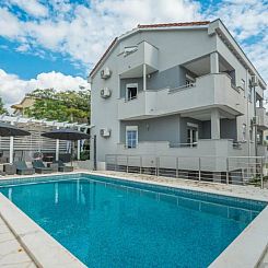 Vakantiehuis Holiday home Viktoria with pool