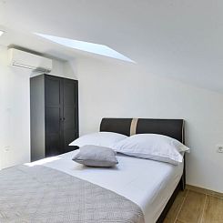 Vakantiehuis Villa RE with heated pool and spa