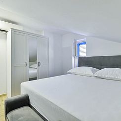 Vakantiehuis Villa RE with heated pool and spa