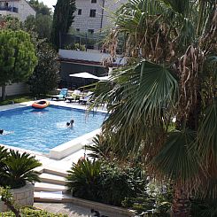 Appartement Große Ferienwohnung mit Pool, Garten und Terras