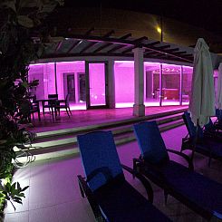 Appartement Große Ferienwohnung mit Pool, Garten und Terras