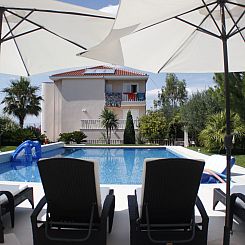 Appartement Luxuriöse Ferienwohnung mit Poolblick