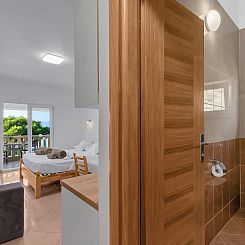 Appartement Pine Canopy Studio mit Balkon und Meerblick A1