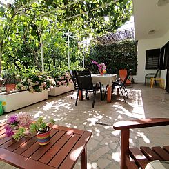 Vakantiehuis Karmen auf zwei Ebenen mit Garten