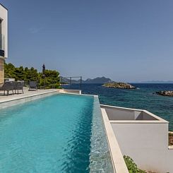Vakantiehuis Beachfront villa Mare with seaview and pool