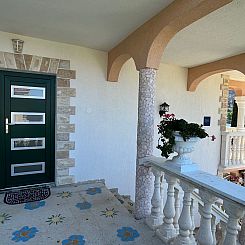 Appartement mit einer überdachten Terrasse