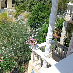 Appartement mit einer überdachten Terrasse