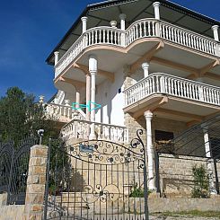 Appartement mit einer überdachten Terrasse