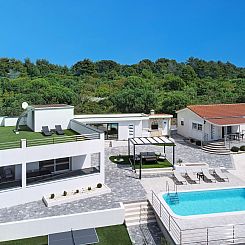 Vakantiehuis Ria with heated pool