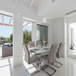 Vakantiehuis Luxurious villa Bright with pool