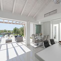 Vakantiehuis Luxurious villa Bright with pool