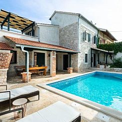 Vakantiehuis Stone Villa Mia with pool