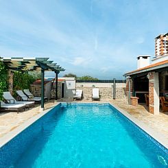 Vakantiehuis Stone Villa Mia with pool