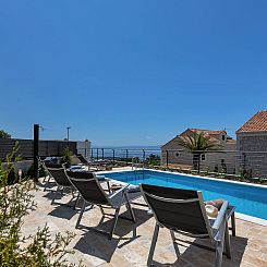 Vakantiehuis Moderne Villa Smart mit Pool und Meerblick