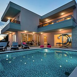 Vakantiehuis Villa mit beheiztem Pool und fünf Schlafzimmer