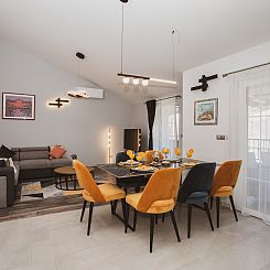 Vakantiehuis Luxuriöses Ferienhaus Lucija mit Jacuzzi