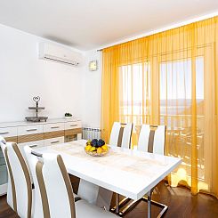 Appartement in Dugi Rat mit Großer Terrasse