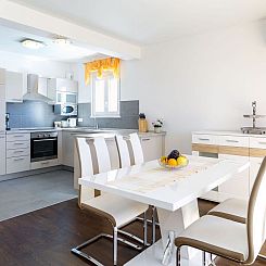 Appartement in Dugi Rat mit Großer Terrasse