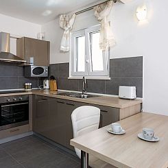 Appartement in Dugi Rat mit Großer Terrasse