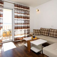 Appartement in Dugi Rat mit Großer Terrasse