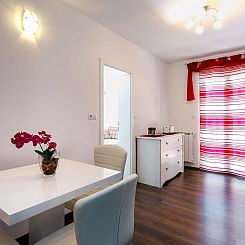 Appartement in Dugi Rat mit Großer Terrasse