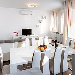 Appartement Appartement in Dugi Rat mit Großer Terrasse