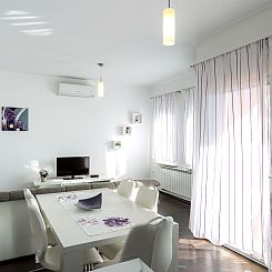 Appartement in Dugi Rat mit Großer Terrasse