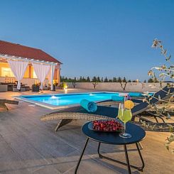 Vakantiehuis Beautiful villa Maris with pool