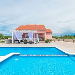 Vakantiehuis Beautiful villa Maris with pool
