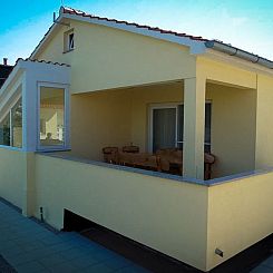 Vakantiehuis Modernes Ferienhaus in Dobropoljana mit Terrass