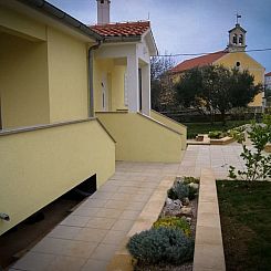 Vakantiehuis Modernes Ferienhaus in Dobropoljana mit Terrass