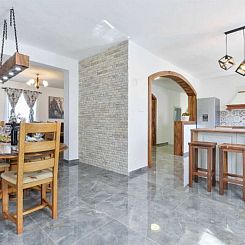 Vakantiehuis Villa Marinic with heated pool and entertainmen