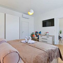 Vakantiehuis Villa First Hill with heated pool